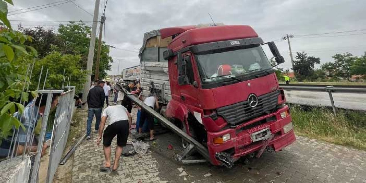 Manisa’da Yağmur Kazaya Neden Oldu: Tır Yan Yola Devrildi