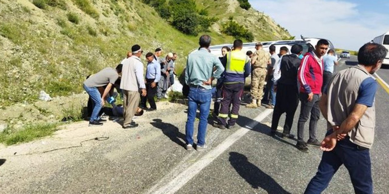 Elazığ’da köy minibüsü takla attı: 3’ü ağır 7 yaralı