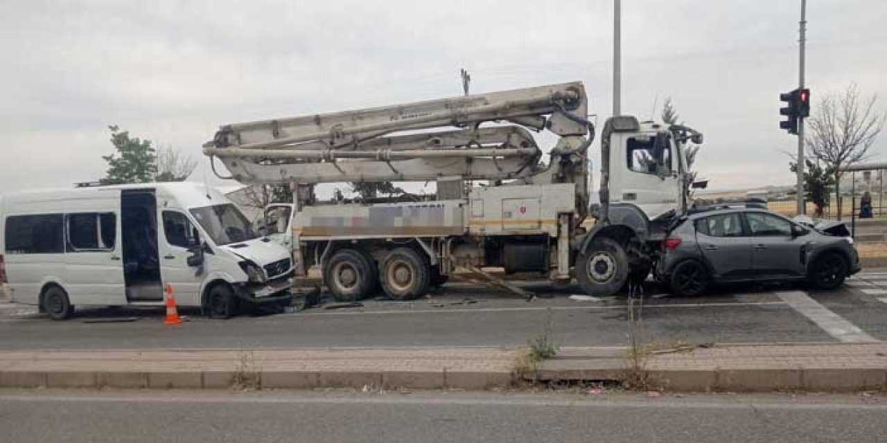 Diyarbakır'da 3 araç kazaya karıştı; 11 yaralı