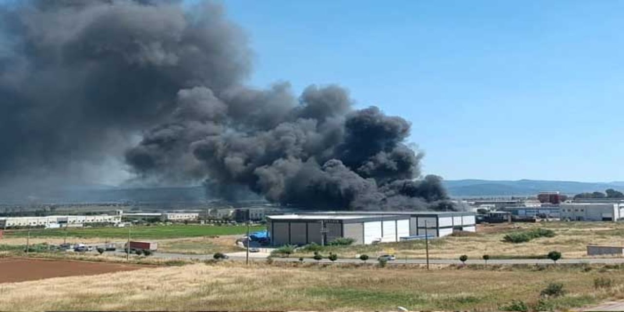 İzmir'de fabrika yangını: Müdahaleler sürüyor