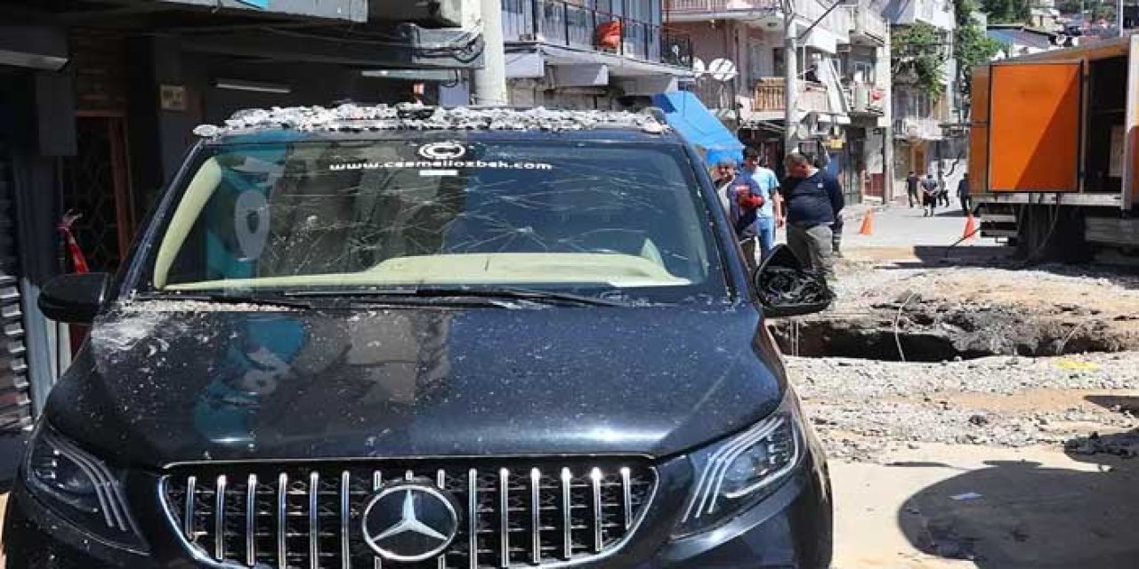 İzmir'de ana boru patladı: Evleri su bastı, 5 araç zarar gördü