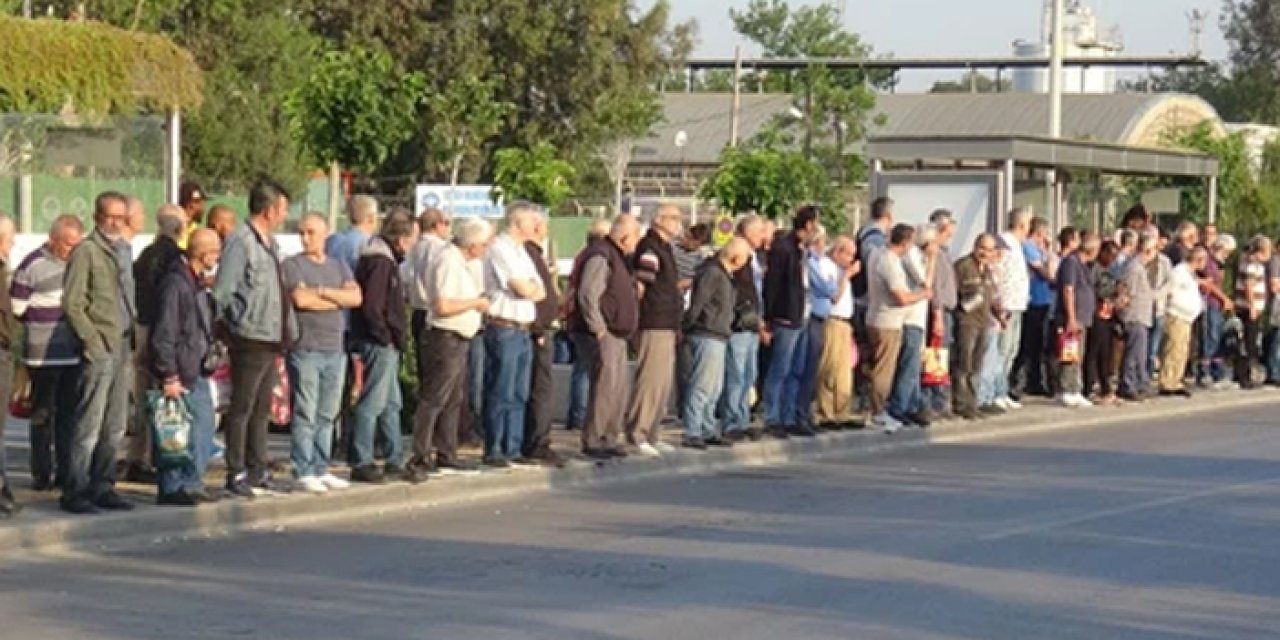 İzmir'de 23 bin belediye işçisi greve gitti: Kentte ulaşım felç oldu