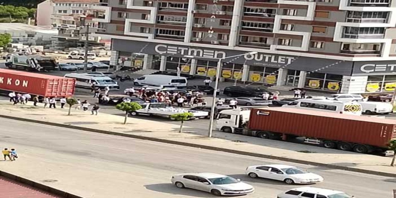 İzmir'de otomobile tüfekli saldırı; 3 ölü, 1 yaralı