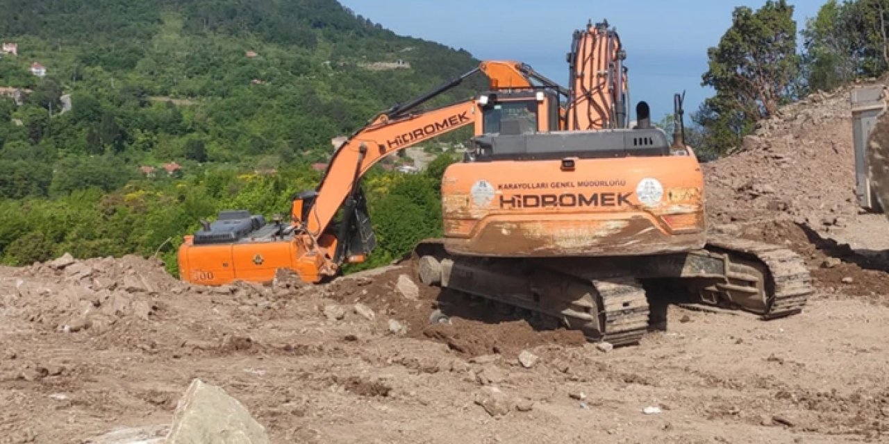 Kastamonu’da heyelan: Cide-İnebolu Yolu trafiğe kapandı