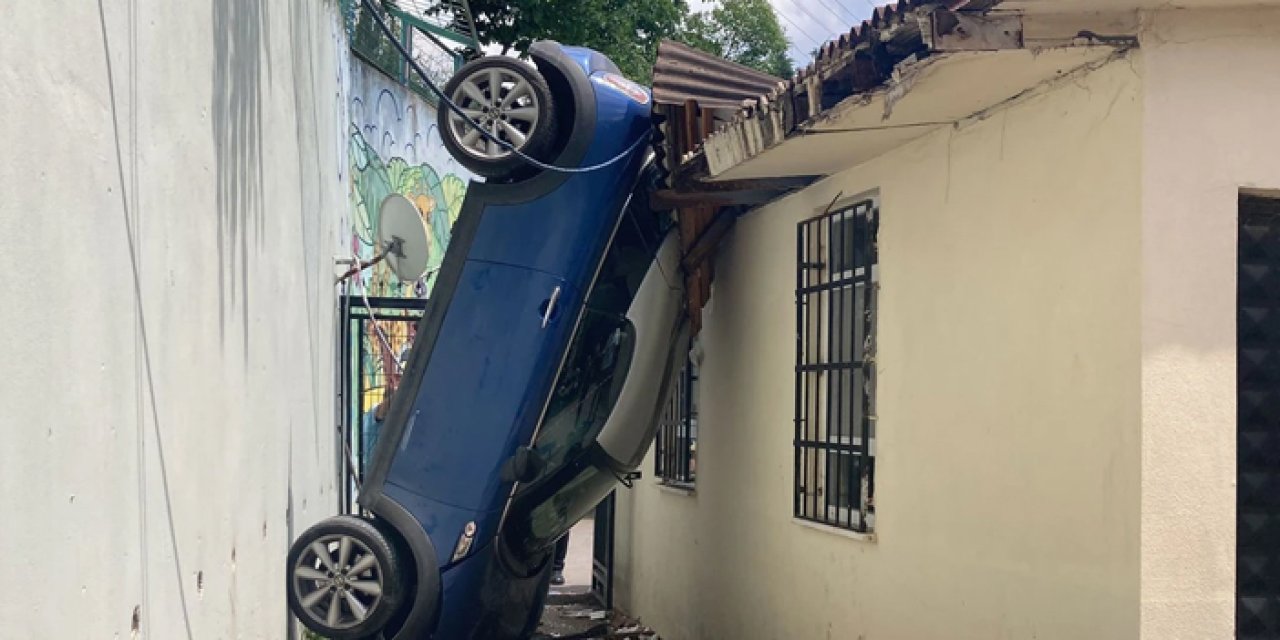 Kocaeli otomobil okul bahçesine uçtu, sürücü yaralandı