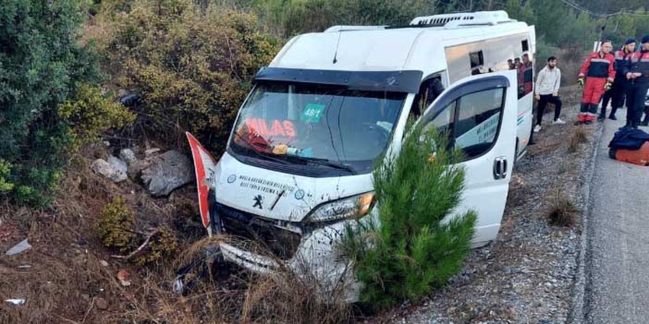 Bodrum Yolunda Minibüs ile Otomobil Çarpıştı: 15 Yaralı