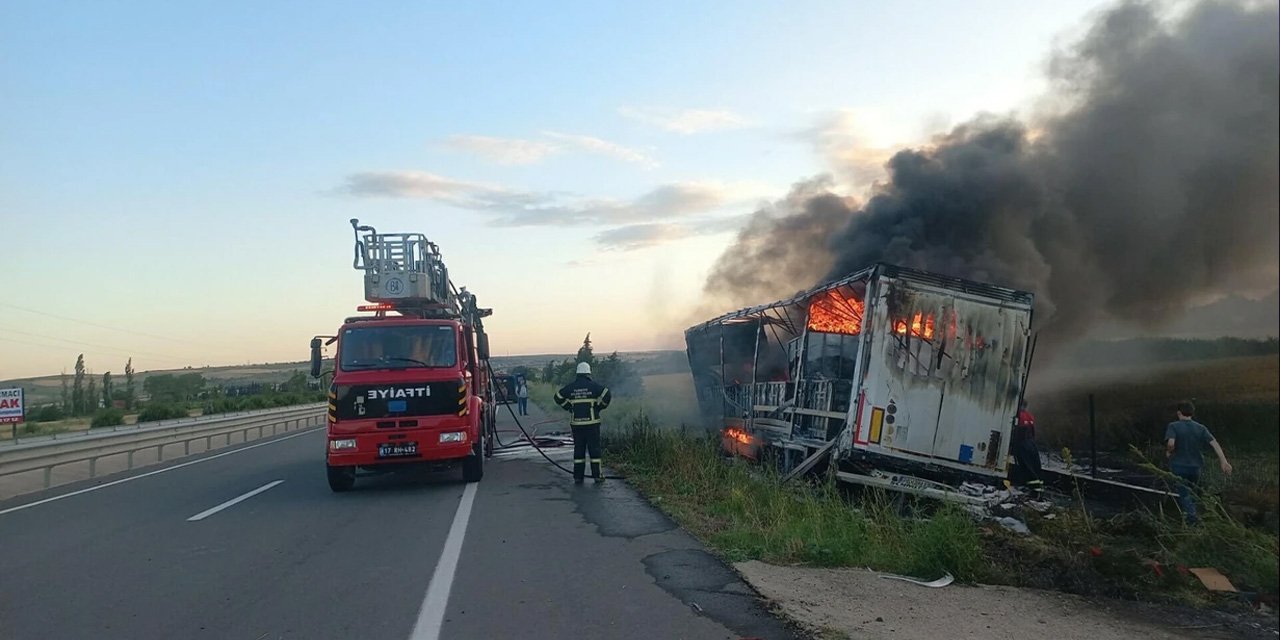 Çanakkale Gelibolu’da tır tarlaya devrildi
