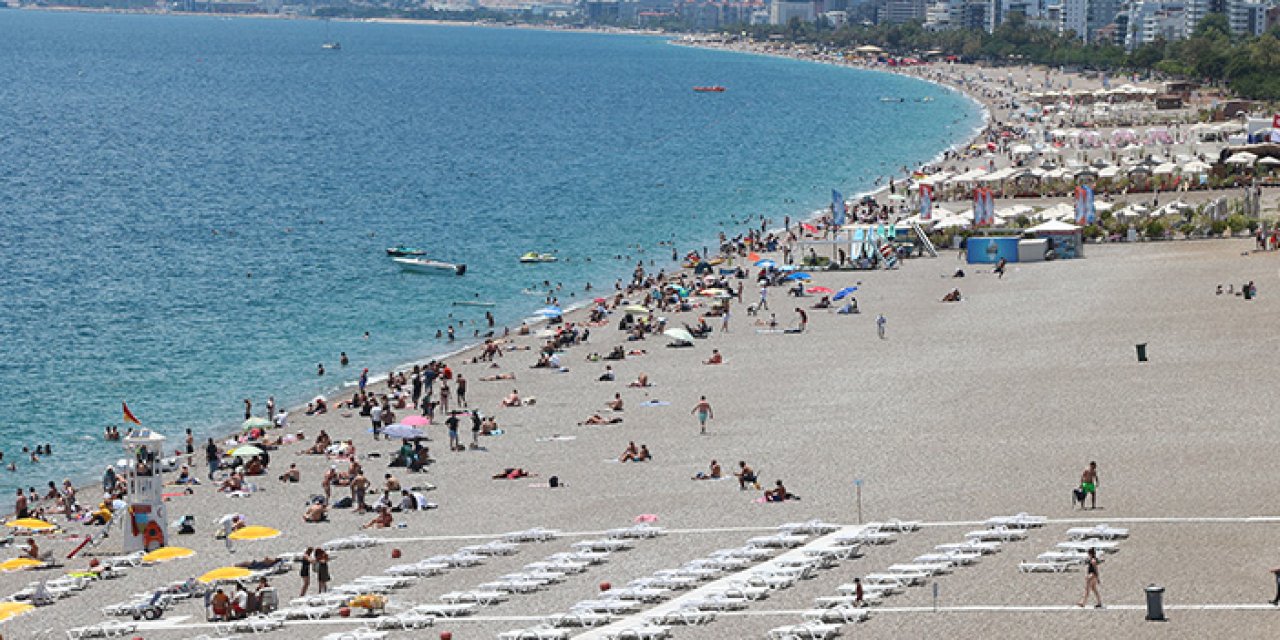 Antalya’da yaz sezonu açıldı: Konyaaltı Sahili’ne akın