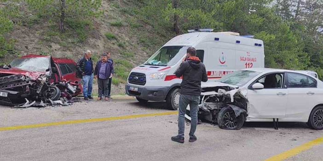 Karabük'te 2 otomobil çarpıştı; 8 yaralı