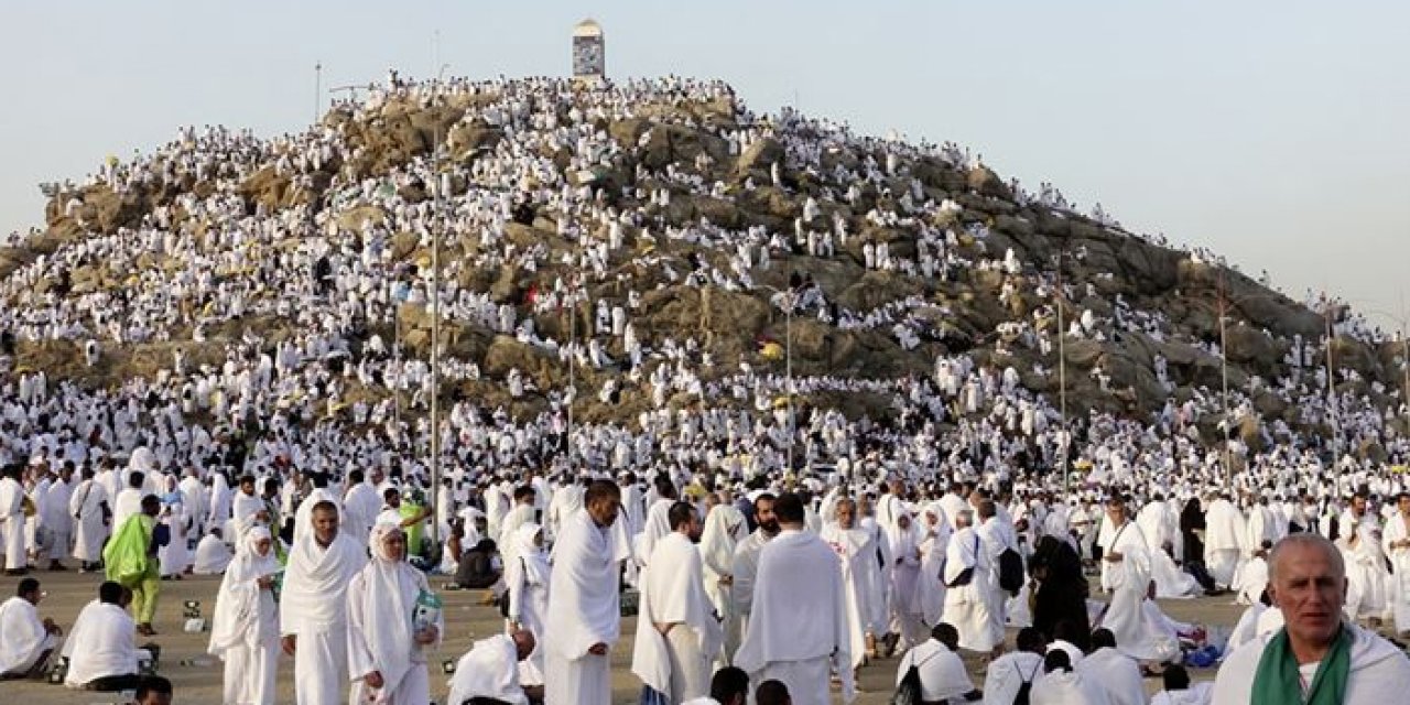 Hacı adayları Arafat’a hareket ediyor