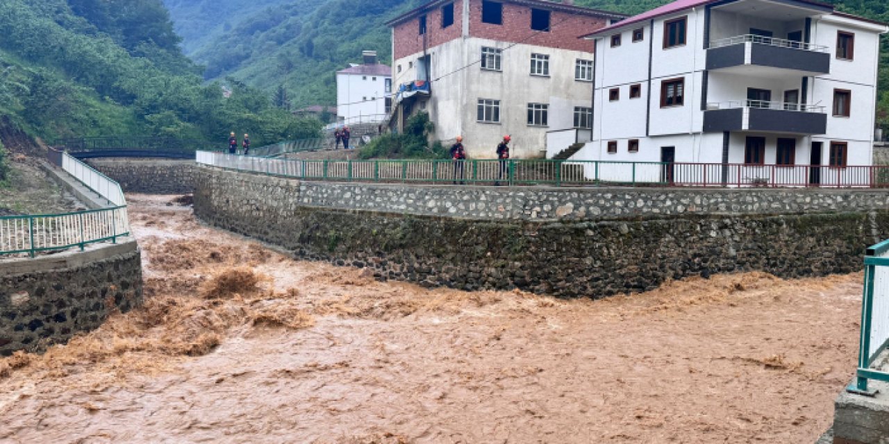 Trabzon'da selin ardından kayıp vatandaşı arama çalışmaları sürüyor