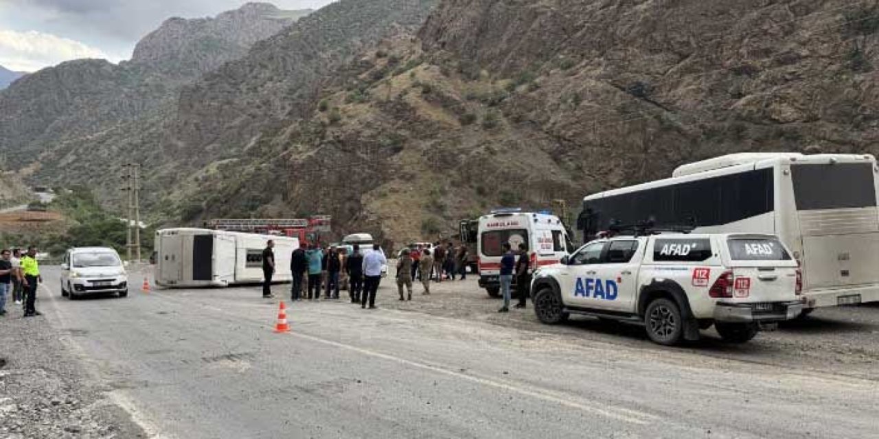 Hakkari'de midibüs devrildi: 12 asker yaralı