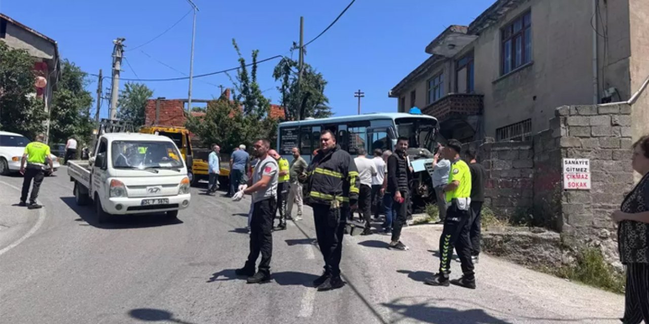 Yolcu minibüsü evin duvarına çarptı: 14 yaralı