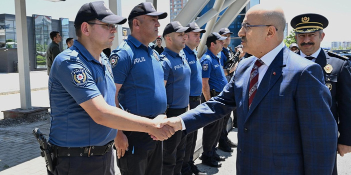 Emniyet Genel Müdürü, Ankara Eryaman'da trafik kontrol noktasını denetledi