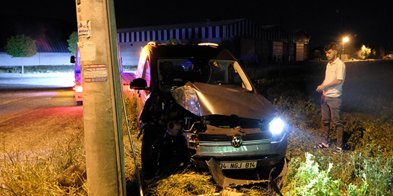 Konya Karapınar’da elektrik direğine çarpan araçta 5 kişi yaralandı