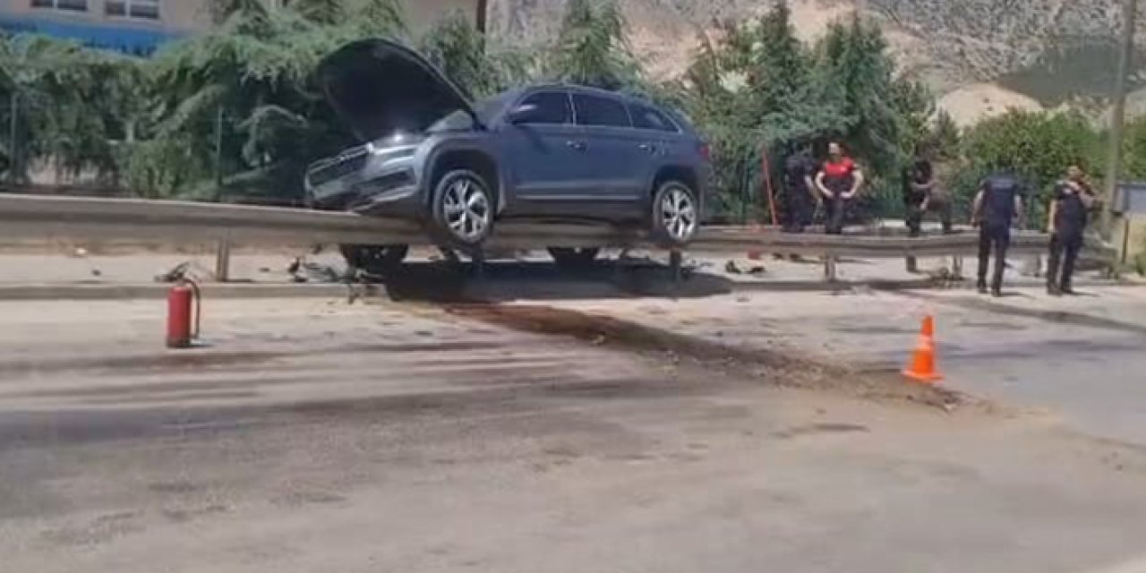 Amasya'da feci kaza: Araç bariyerde asılı kaldı