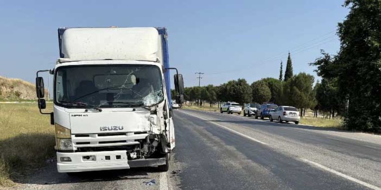 İzmir’de Kamyonet İki Motosiklete Çarptı: 1 Ölü, 1 Yaralı