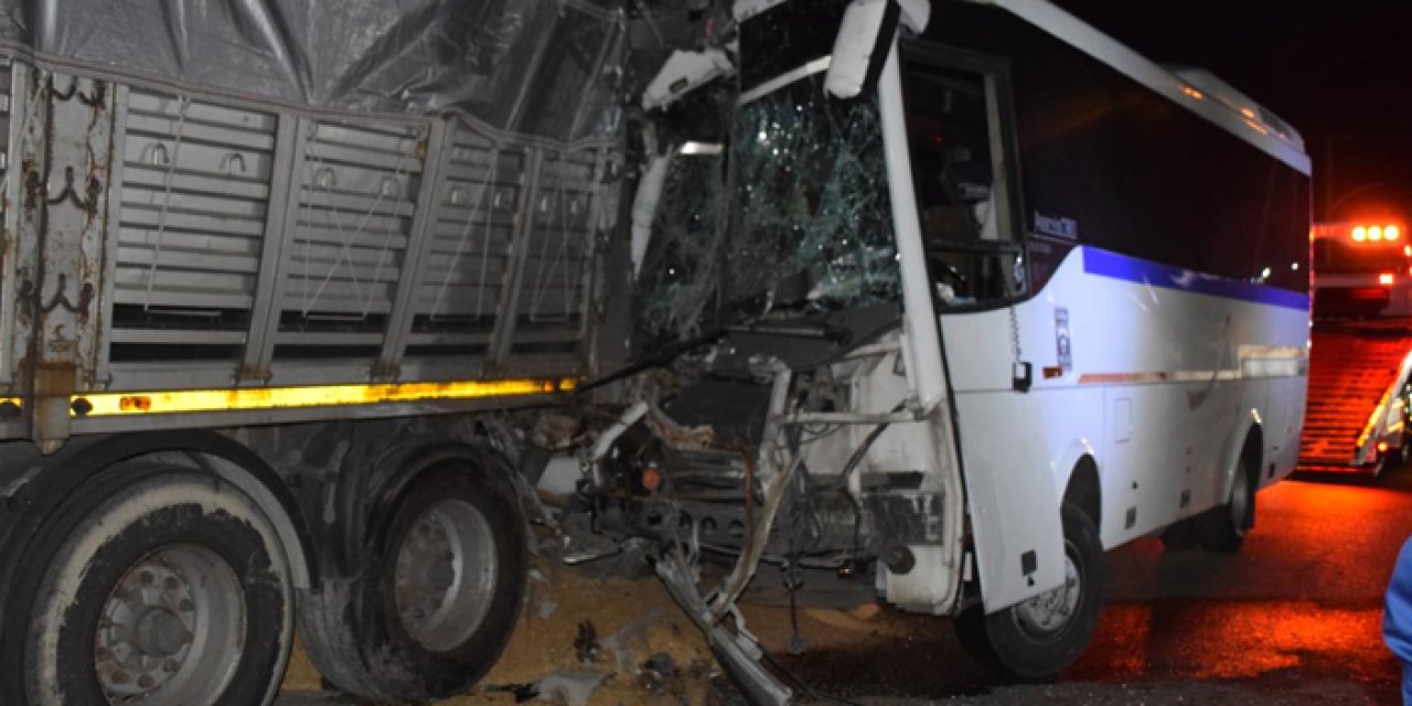Servis minibüsü park halindeki tıra çarptı: 5’i ağır 20 yaralı