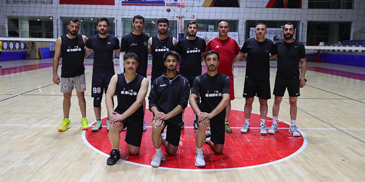 Hakkari’de voleybol tutkusu: Baba-oğul aynı takım için sahada