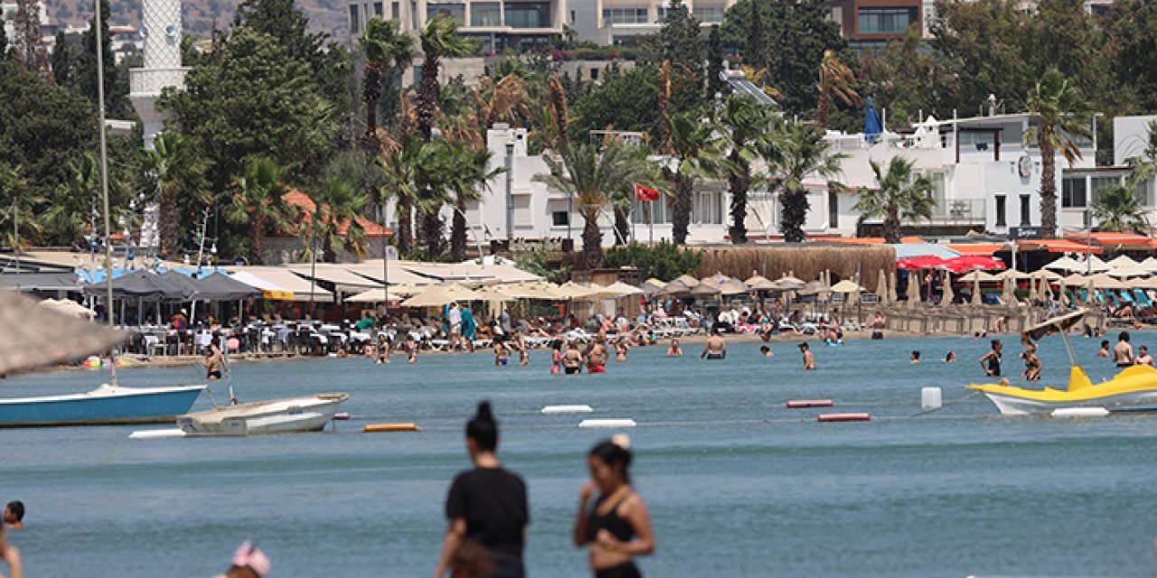 Bodrum ve Kemer sahillerinde yoğun tatil hareketliliği