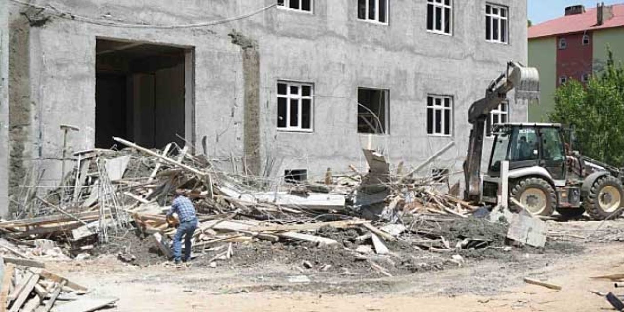 Muş’ta okul inşaatında çökme: 2 işçi yaralandı