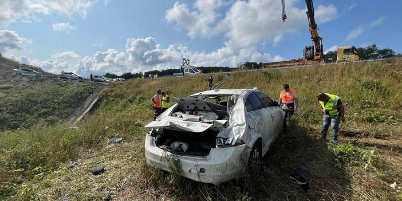 Kocaeli'de otomobil bariyerlere çarpıp şarampole yuvarlandı