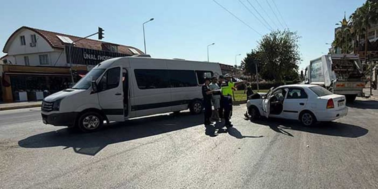 Otomobil ve tur aracı çarpıştı: 5 yaralı