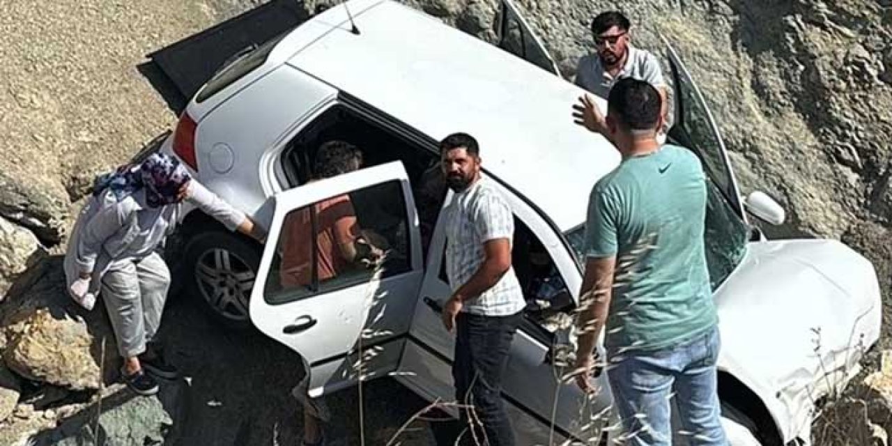 Otomobil menfeze düştü... Aile yolculuğu faciayla bitti!