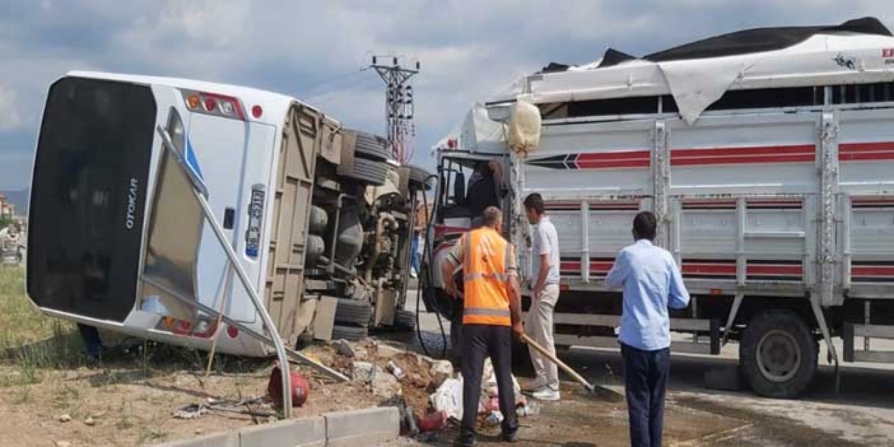 Ankara'da kamyonet ile servis minibüsü çarpıştı: 3 yaralı