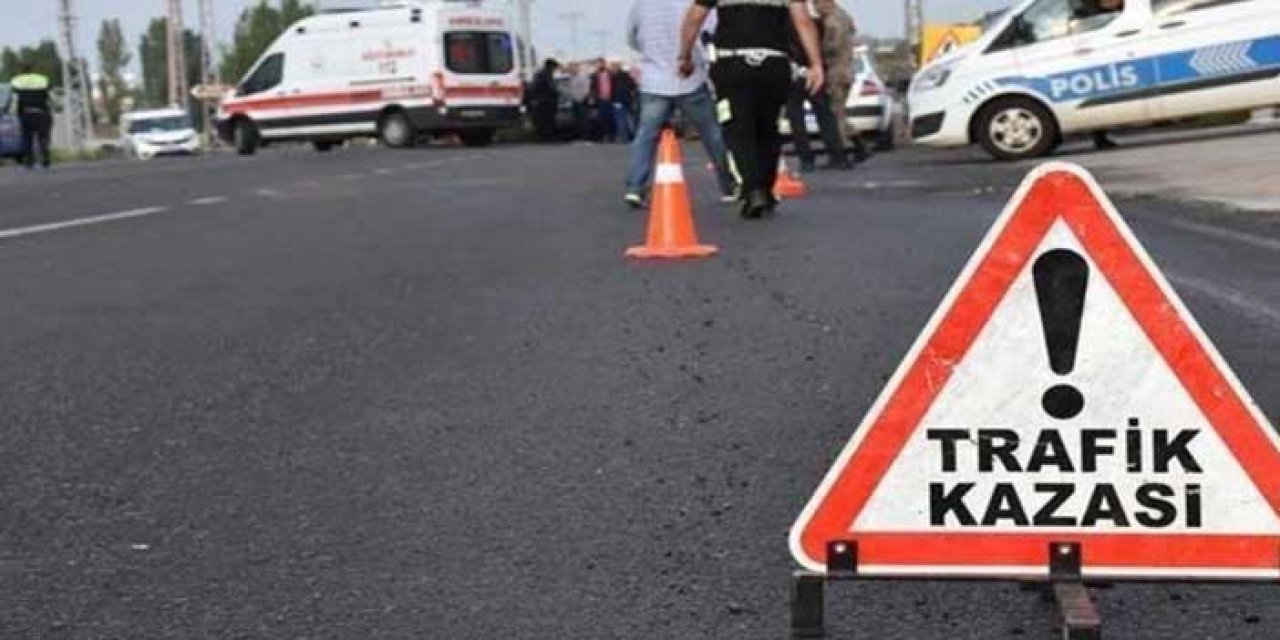 Otomobil traktöre çarptı: 1 kişi öldü, 4 kişi yaralandı