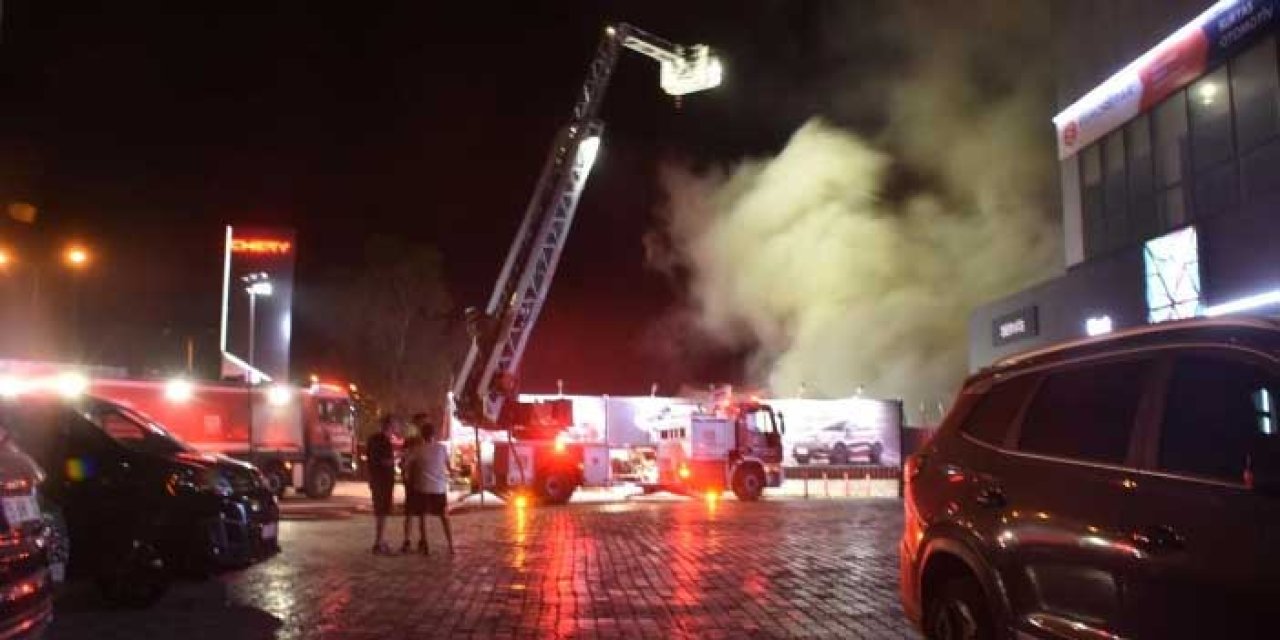 İzmir'de Akaryakıt İstasyonunun Yanında Büyük Yangın!