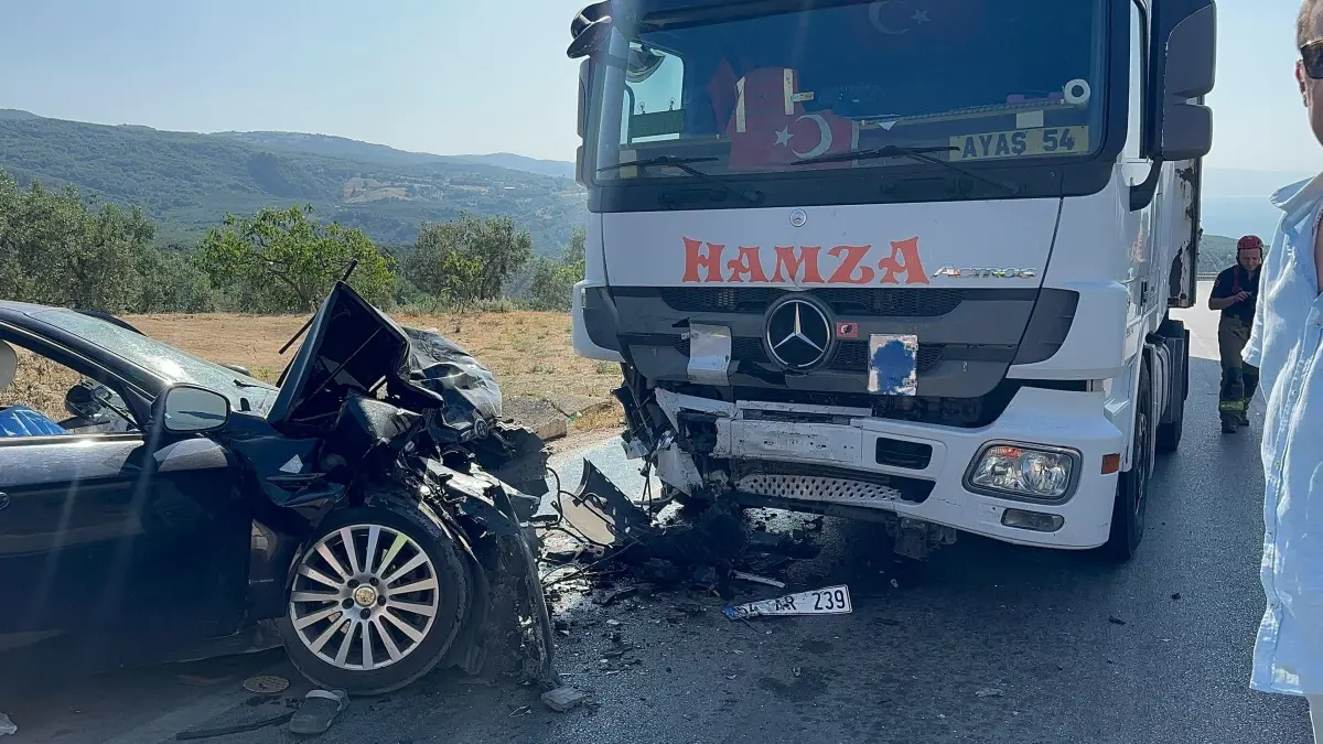 İznik'te TIR ile çarpışan otomobilde 1 kişi hayatını kaybetti, 2 yaralı