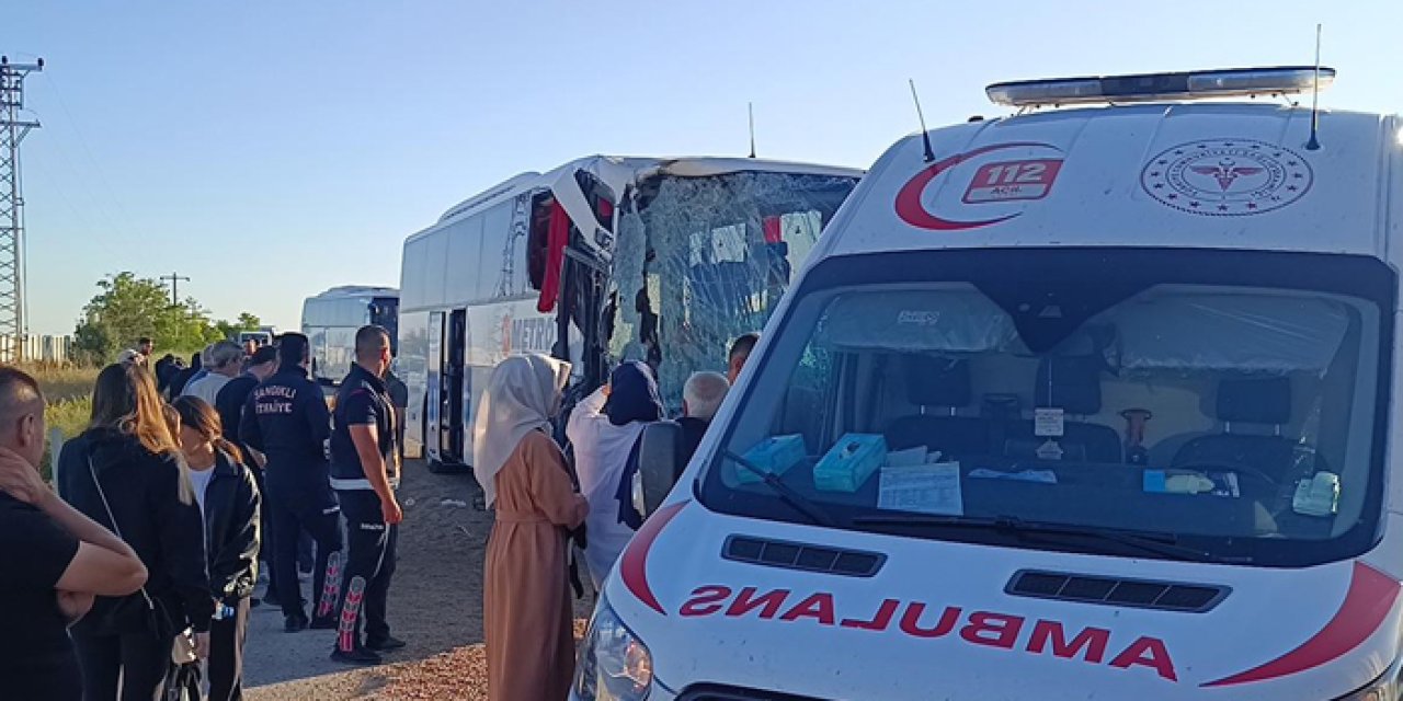 Afyonkarahisar’da yolcu otobüsü tıra çarptı: 9 kişi yaralandı