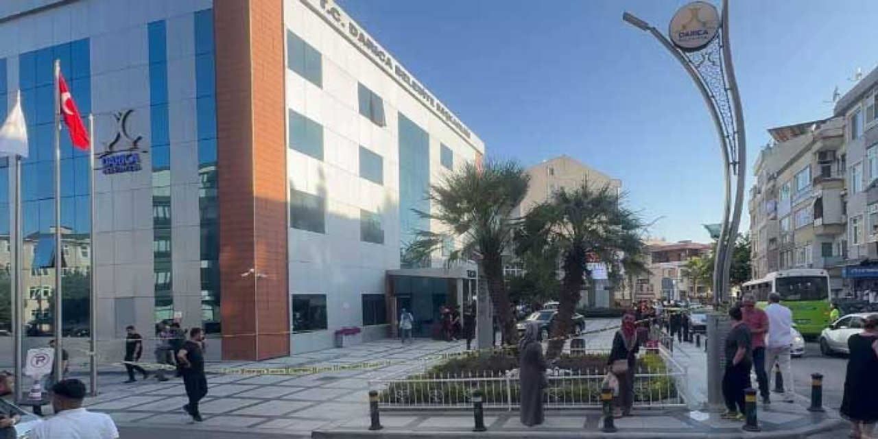 Zabıta Personeli Kendini Vurdu, Belediye Başkanı Kolundan Yaralandı