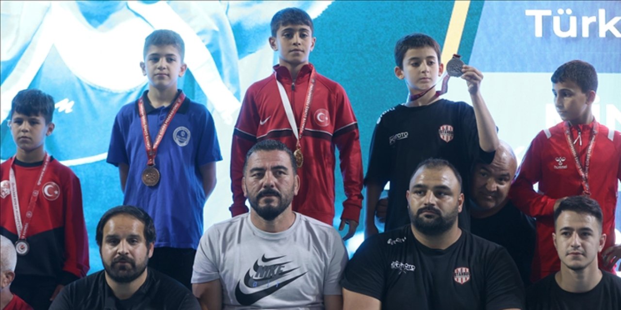 Taha Akgül'ün altyapı hamlesi minik güreşçileri sevindirdi