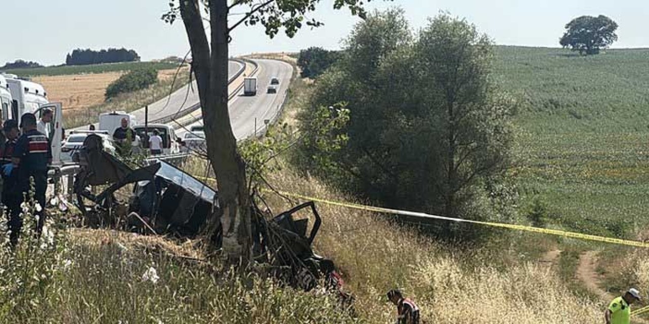 Ağaca çarpan otomobildeki 5 kişi öldü