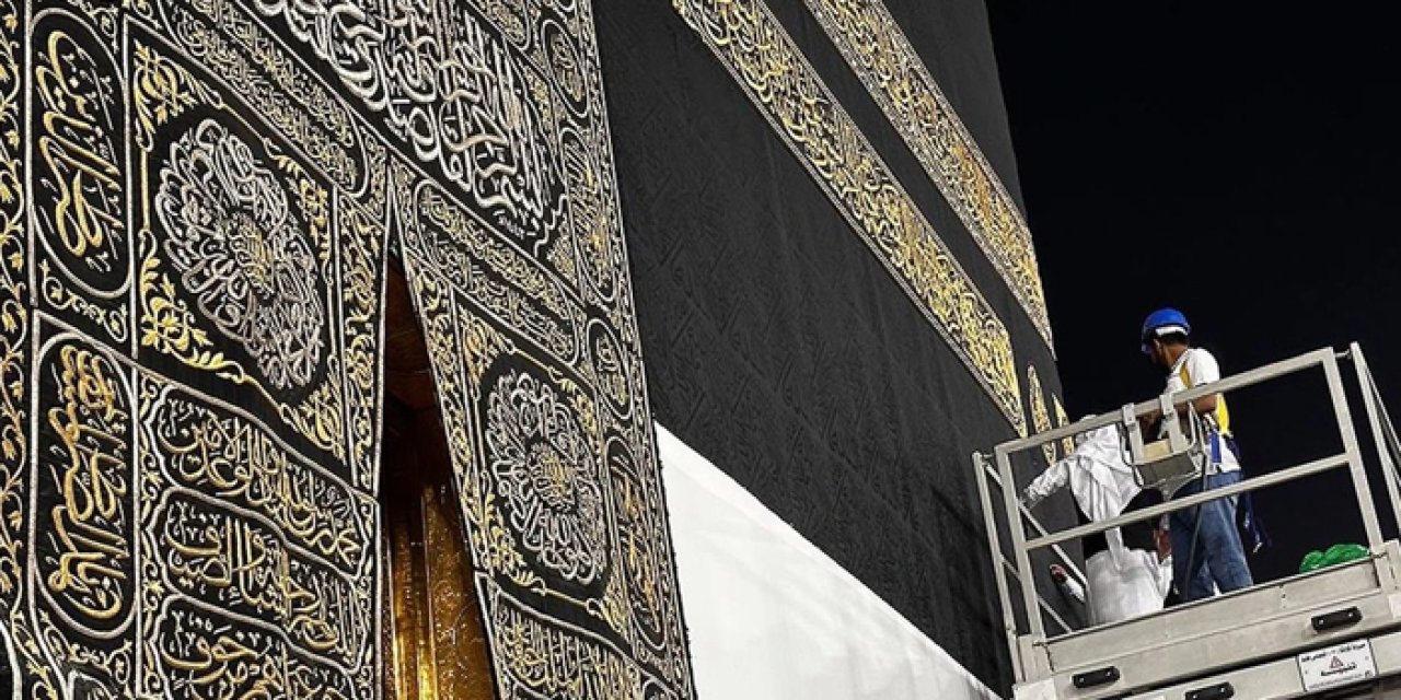 Kâbe’nin örtüsü yeni hicri yılla birlikte yenilendi