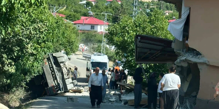 Mersin'de kamyon eve daldı: Sürücü hayatını kaybetti