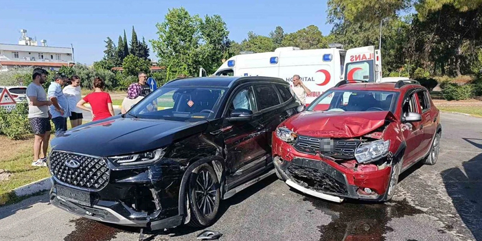 Antalya'da iki araç çarpıştı: Yaralılar hastaneye kaldırıldı