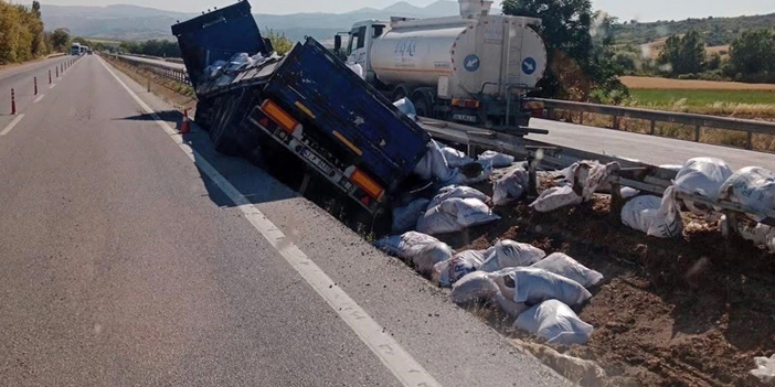Susurluk’ta tır kazası: Yükler yola savruldu