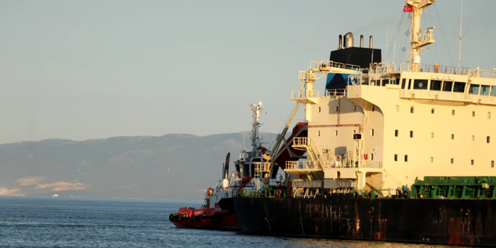 Tekirdağ açıklarında karaya oturan yabancı gemi kurtarıldı