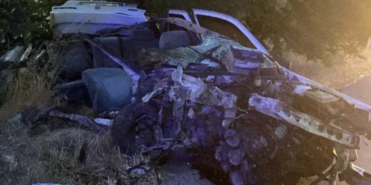 Feci Kaza: Otomobil Tıra Çarptı, 4 Ölü