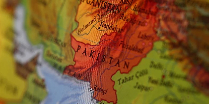 Pakistan’da kız öğrencilerin servis aracında yangın: 1 ölü, 10 yaralı