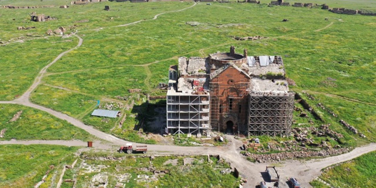 Ani'deki İlk Fetih Camiinde restorasyon sürüyor