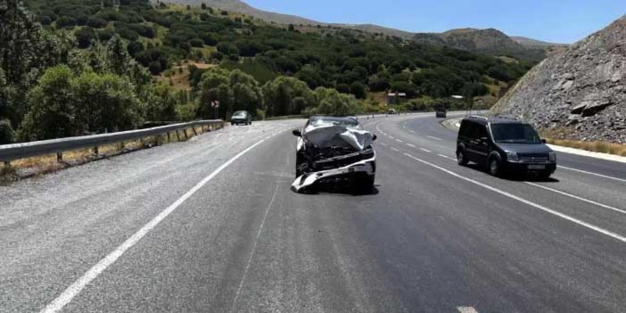 Tatvan’da Tıra Arkadan Çarpan Otomobilde 5 Kişi Yaralandı
