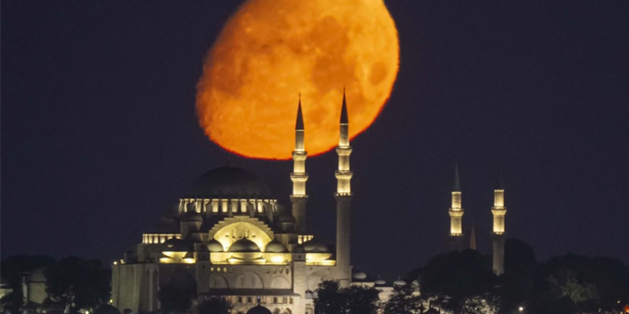 Gökyüzünde görsel şölen: İstanbul'da Ay mucizesi