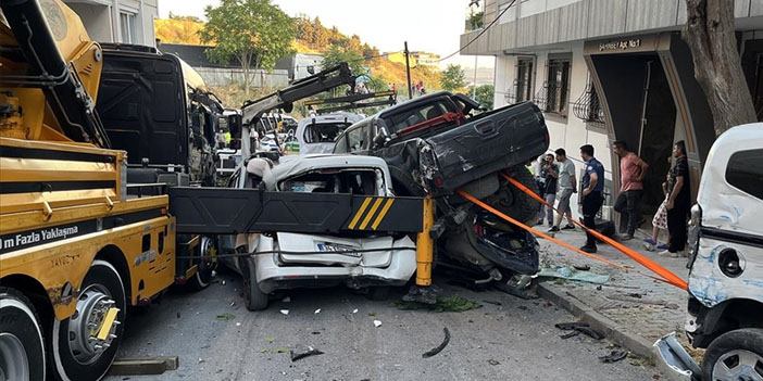 Başakşehir’de dehşet anları: kontrolden çıkan vinç 23 araca çarptı