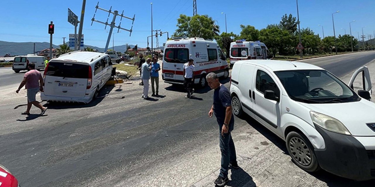 Fethiye’de kavşakta kaza: 12 kişi yaralandı