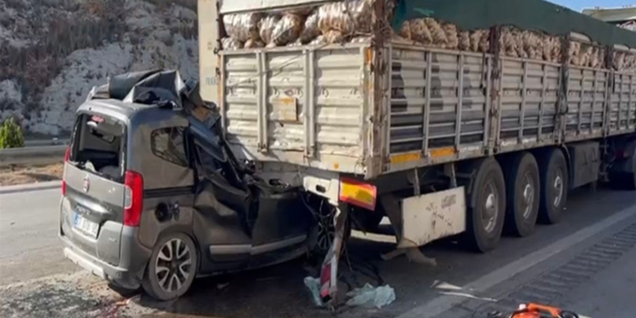 Hafif Ticari Araç TIR’a Çarptı: Aile Faciası, 5 Ölü