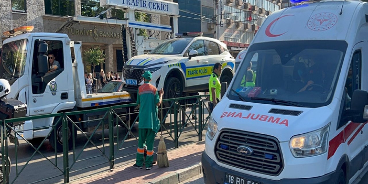 Kontrolden Çıkan Otomobil Polis Aracına Çarptı: 1’i Polis 2 Yaralı